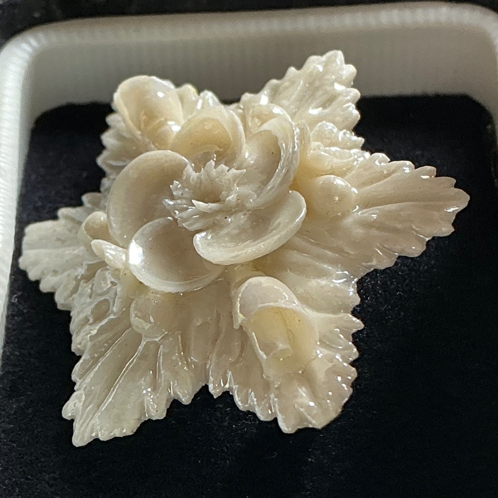 Belleek Bone China Ivory Toned Floral Star/Snowflake Pin - Picture 3 of 6
